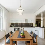 Stylish, Light-filled In The Historic Center *