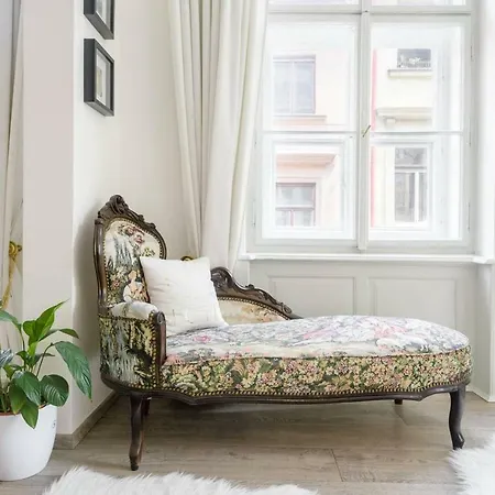 Stylish, Light-filled In The Historic Center *