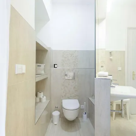 Stylish, Light-filled In The Historic Center *