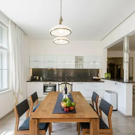 Stylish, Light-filled In The Historic Center *