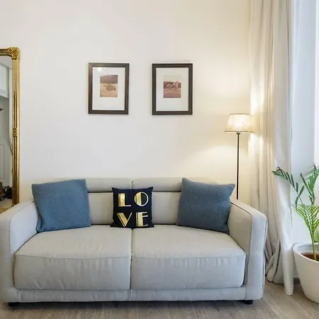 Stylish, Light-filled In The Historic Center Apartament