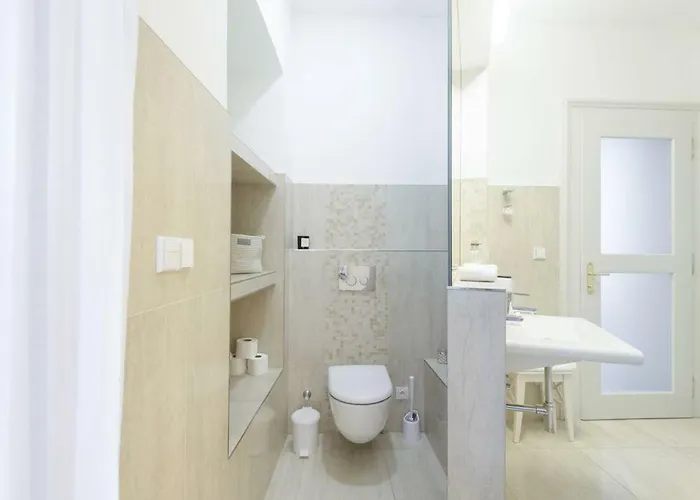 Stylish, Light-filled In The Historic Center *