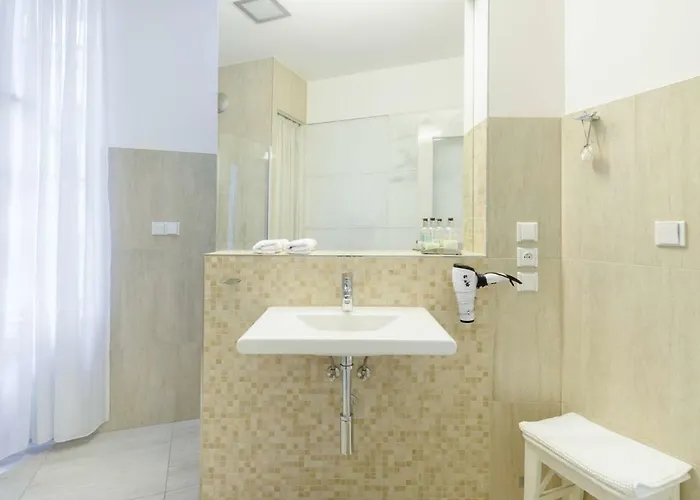 Stylish, Light-filled In The Historic Center *