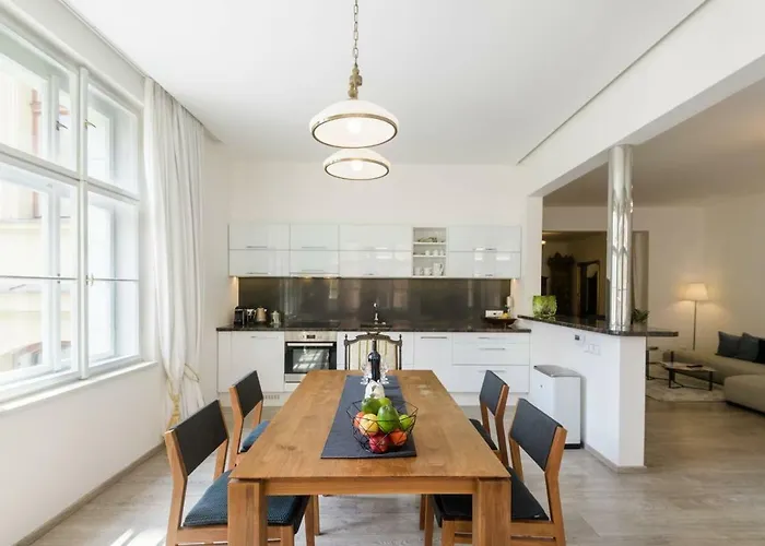 Stylish, Light-filled In The Historic Center *