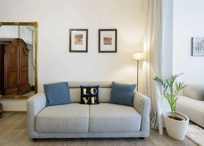 Stylish, Light-filled In The Historic Center Apartment