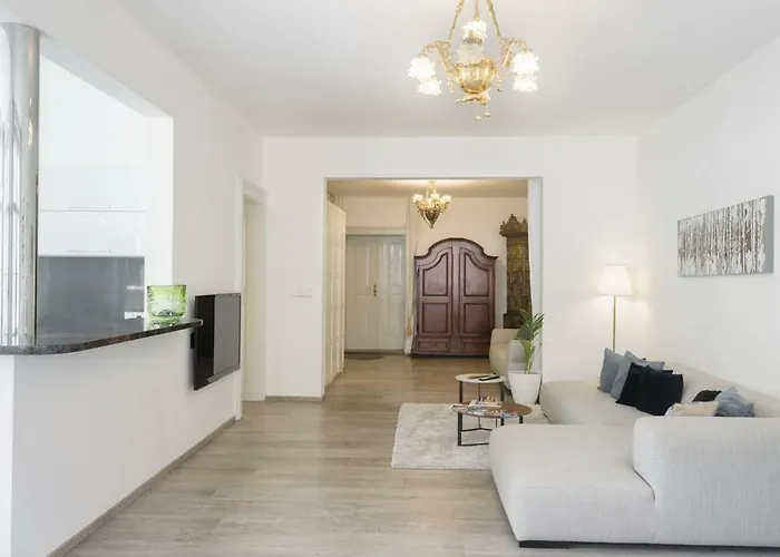 Stylish, Light-filled In The Historic Center Apartment *