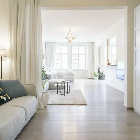 Stylish, Light-filled In The Historic Center Апартаменты