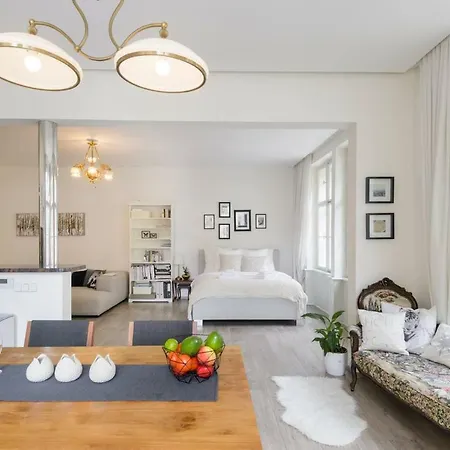 Stylish, Light-filled In The Historic Center Апартаменты