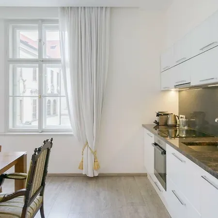Stylish, Light-filled In The Historic Center Апартаменты Прага