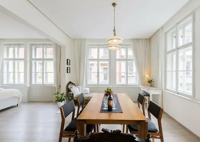 Stylish, Light-filled In The Historic Center *