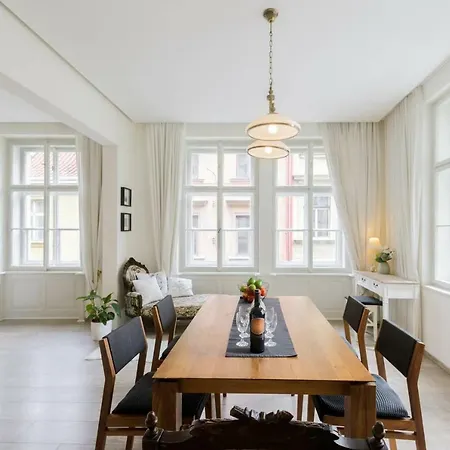 Stylish, Light-filled In The Historic Center *